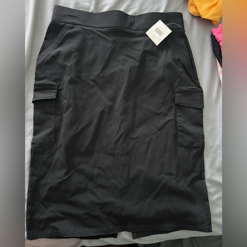 Black skirt with pockets and slit